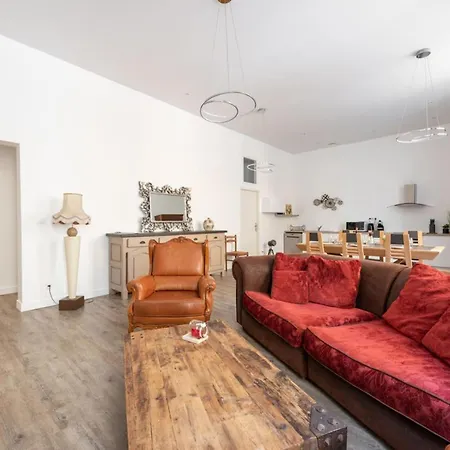 Spacious With Balcony Near Train Station *
