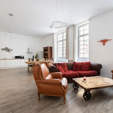 Spacious With Balcony Near Train Station