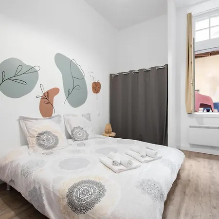 Spacious With Balcony Near Train Station Apartamento