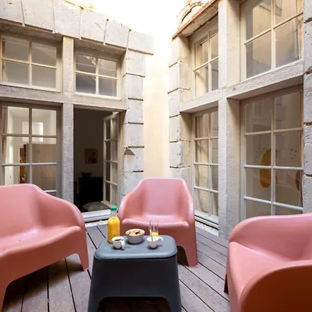 Spacious With Balcony Near Train Station Apartment