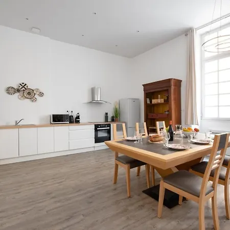 Spacious With Balcony Near Train Station Carcasona